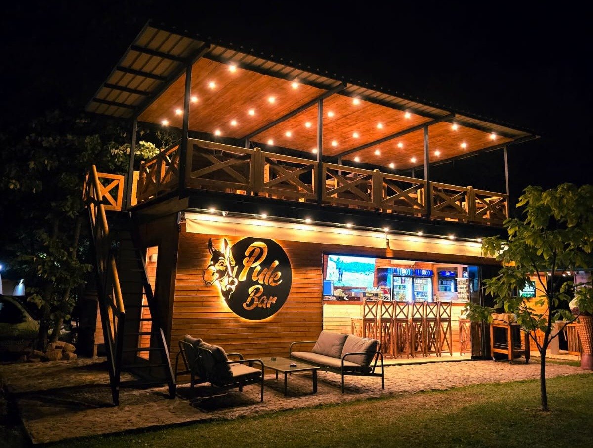 Pule Bar noću — Eko Farma